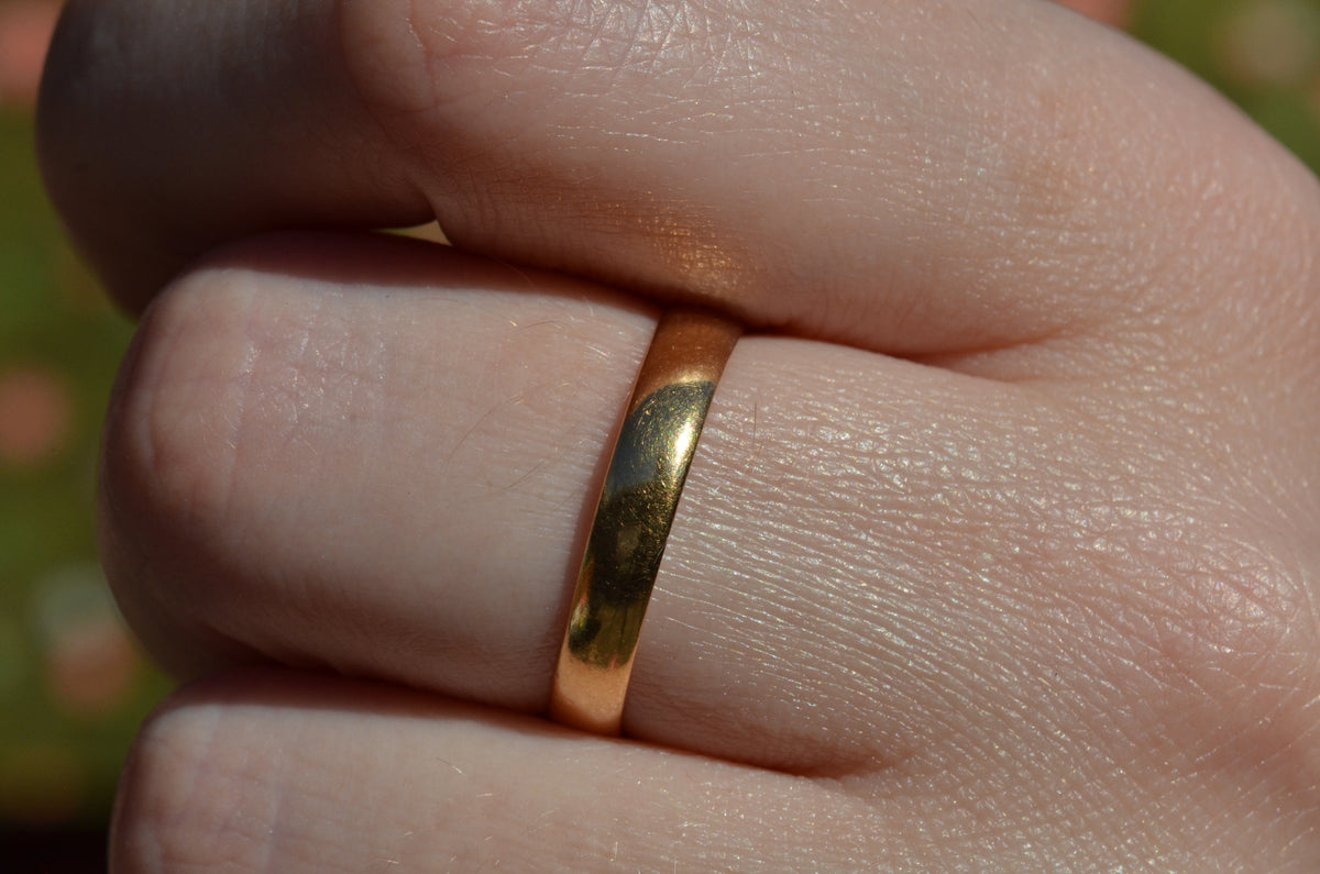 Smooth Vintage 22k Band 8.5