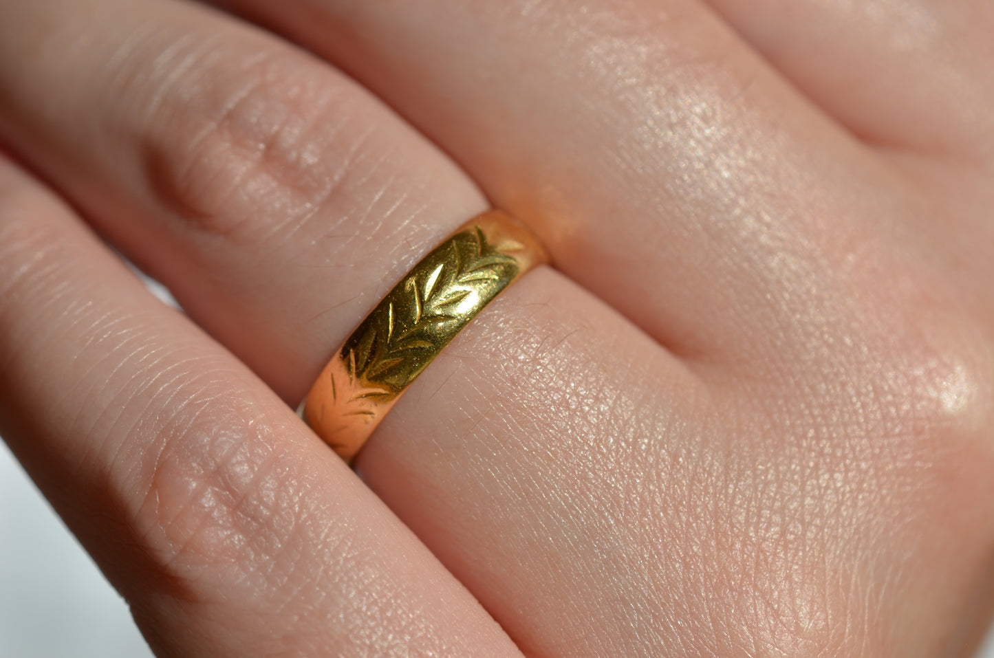 Dreamy Engraved Vintage 22k Band