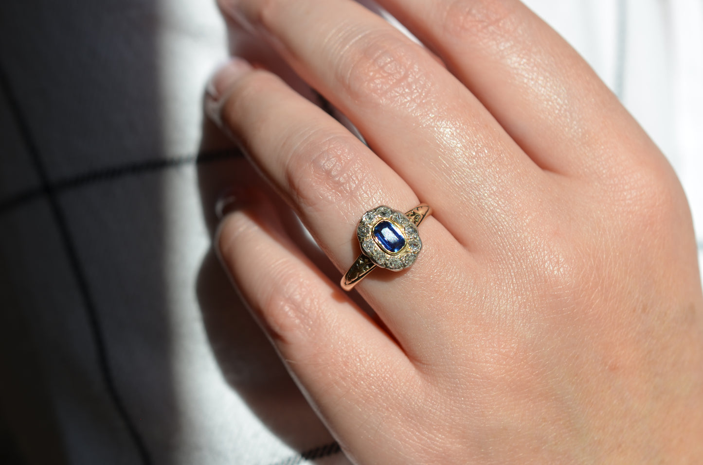 Vibrant Antique Sapphire Daisy Ring