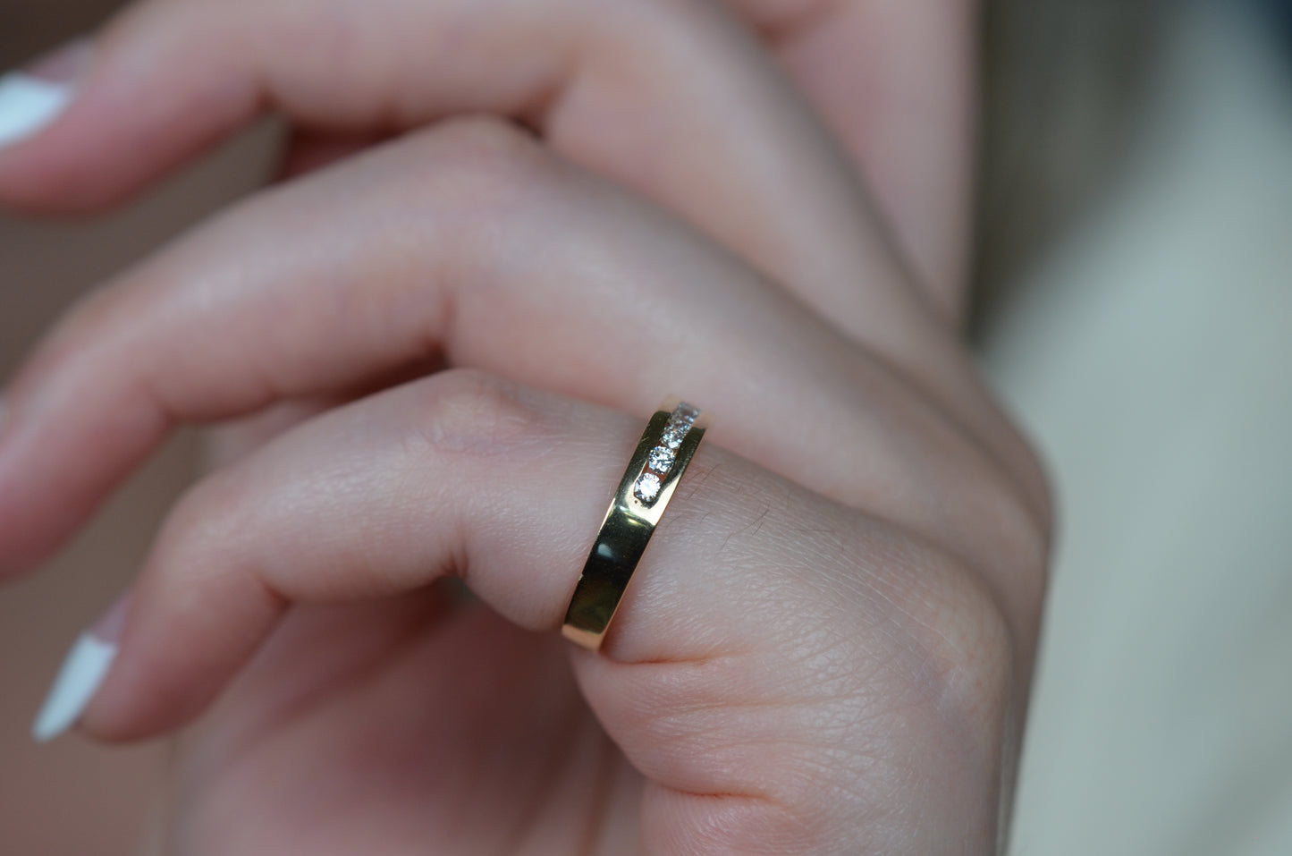 Geometric Diamond Channel Band