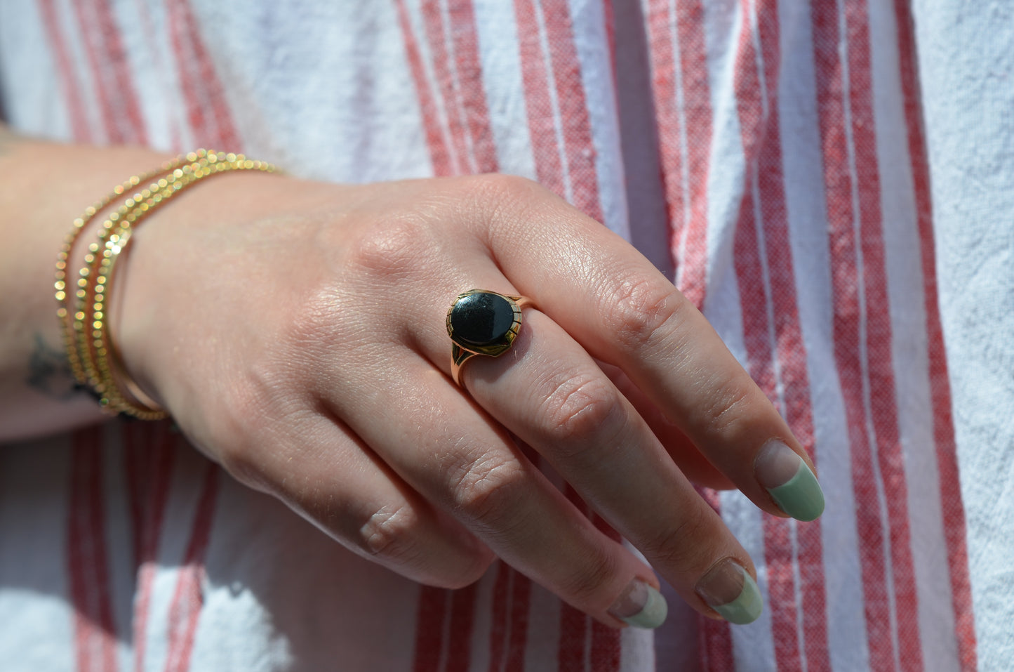 Elegant Retro Onyx Ring