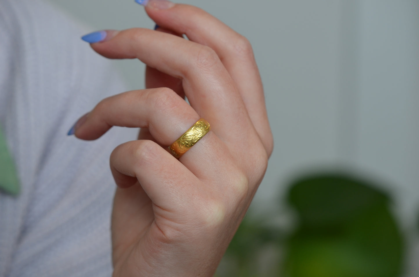 Exquisite Midcentury 22k Ivy Band