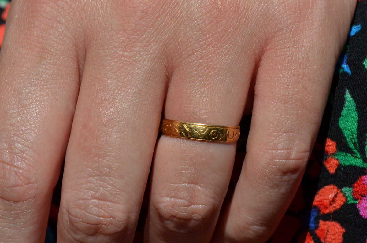 Warm Antique Floral 22k Band