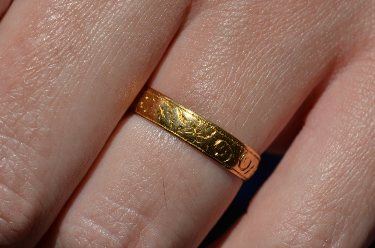 Warm Antique Floral 22k Band