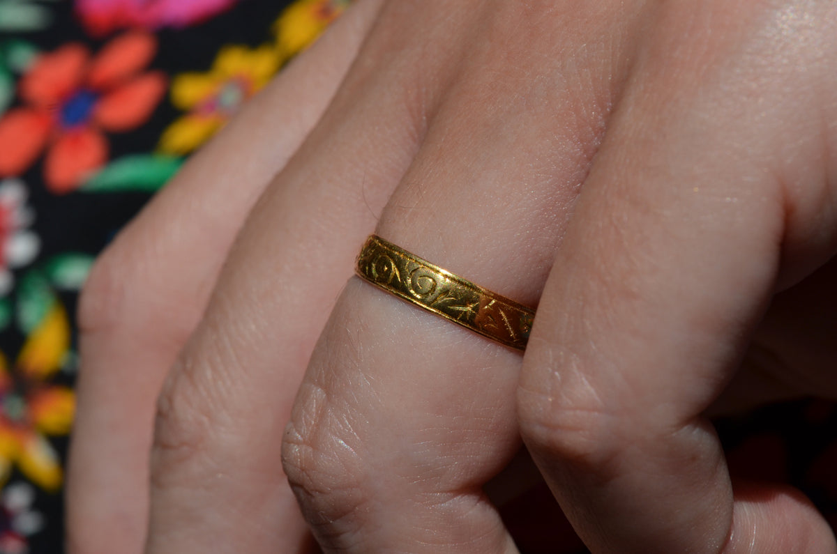Warm Antique Floral 22k Band