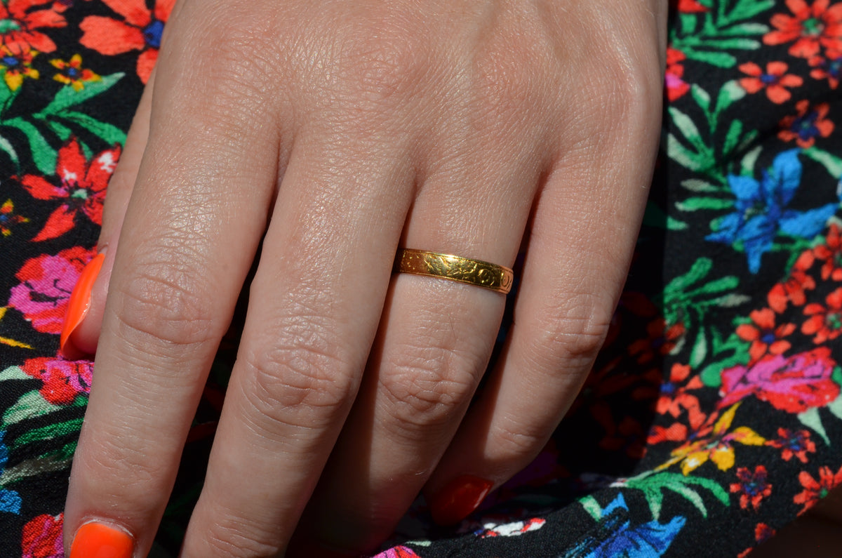 Warm Antique Floral 22k Band