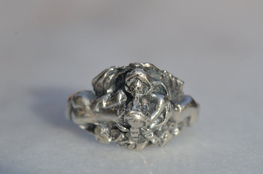 Bold Vintage Lovers' Embrace Ring