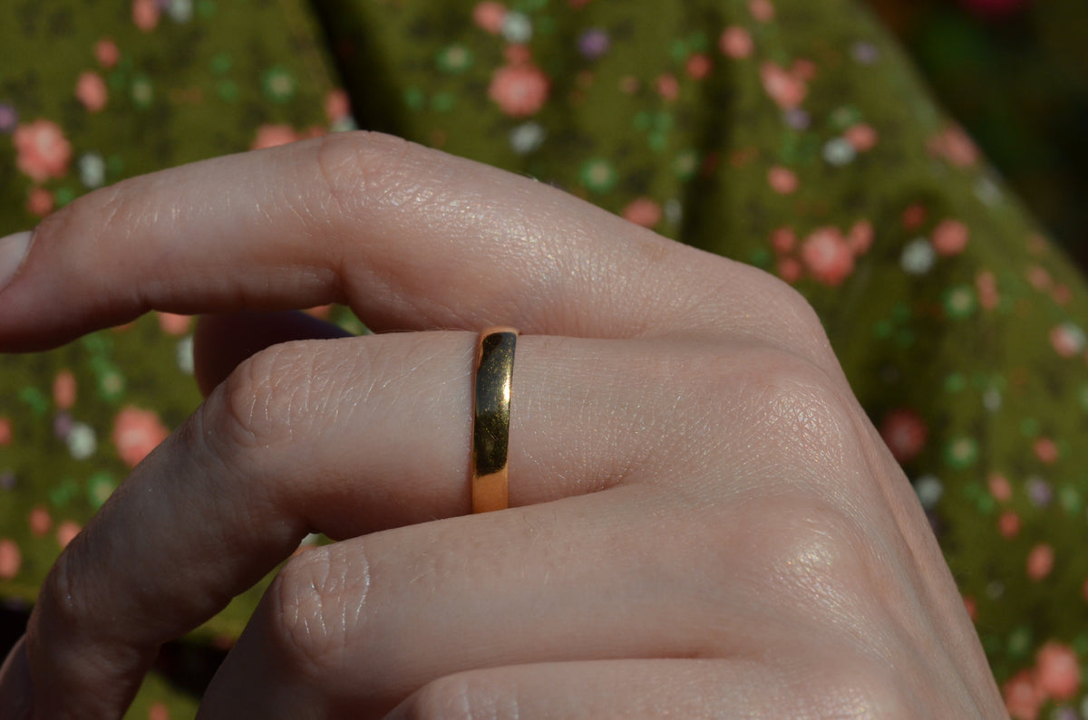 Smooth Vintage 22k Band 8.5