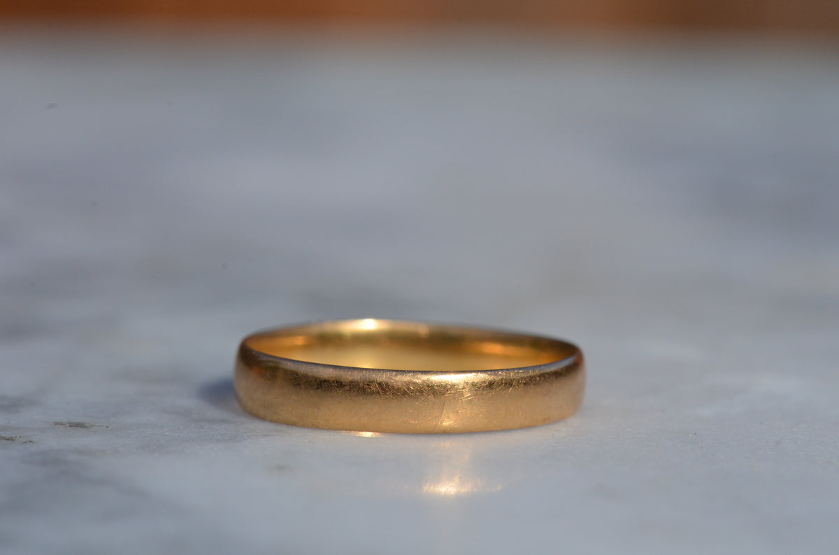 Smooth Vintage 22k Band 8.5