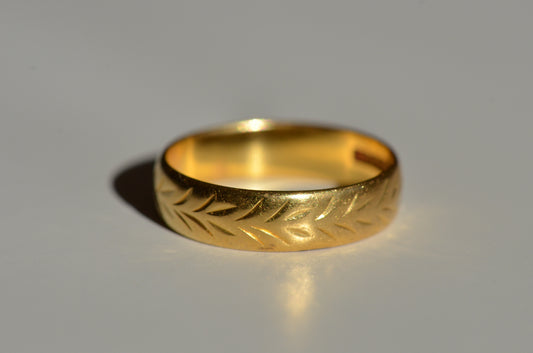 Dreamy Engraved Vintage 22k Band