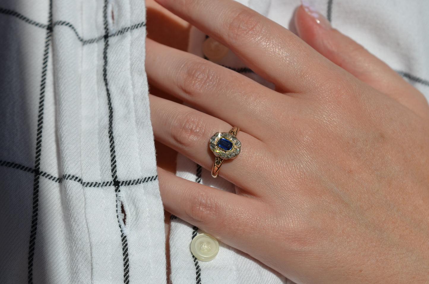 Vibrant Antique Sapphire Daisy Ring