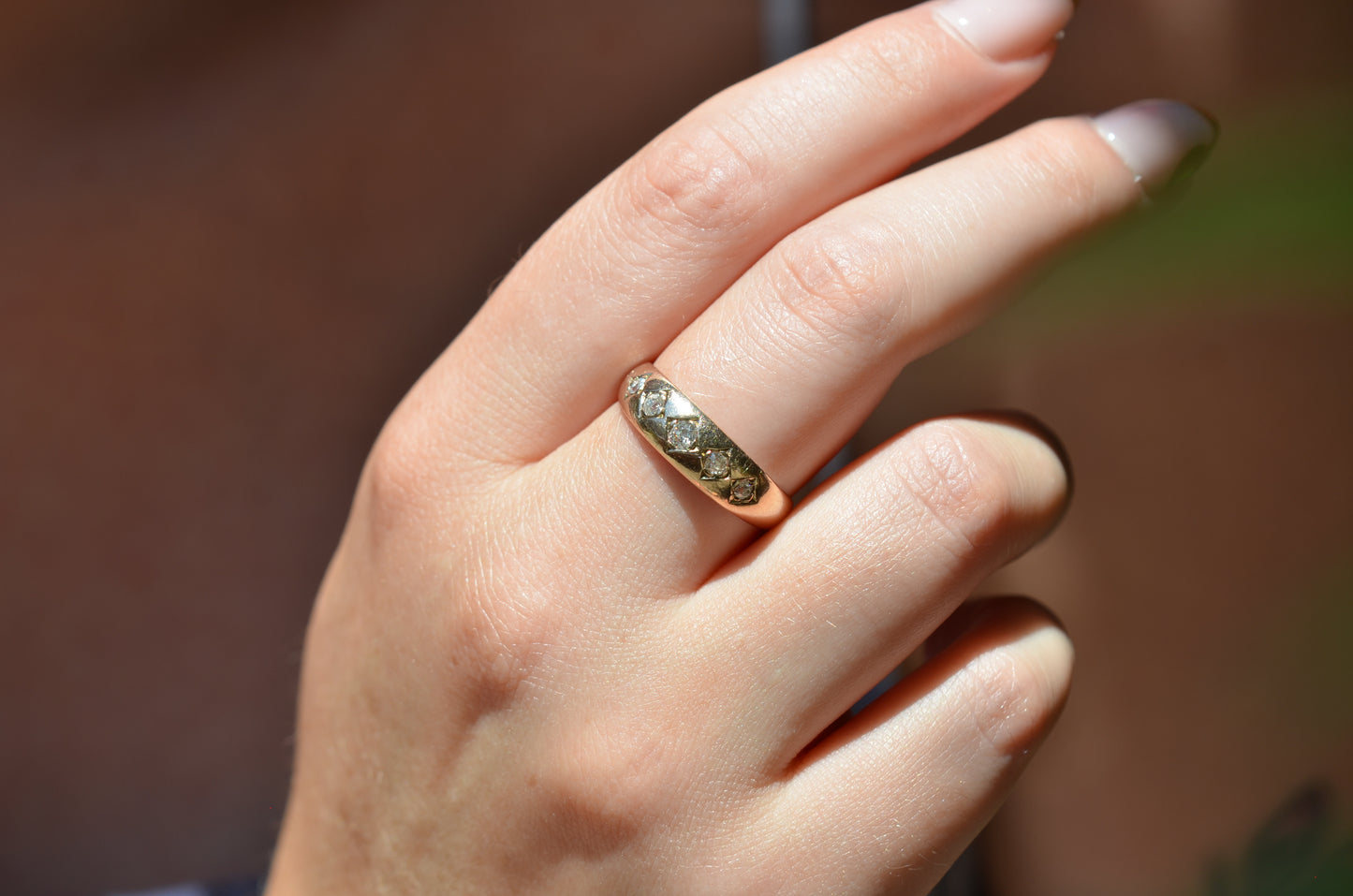 A medium-close of the ring on the right middle finger of a Caucasian model.