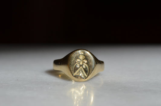 Petite Vintage Crest Signet