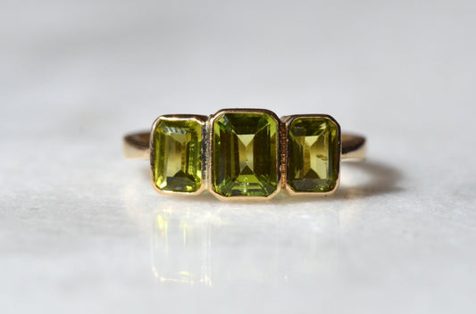 Elegant Estate Peridot Trilogy Ring