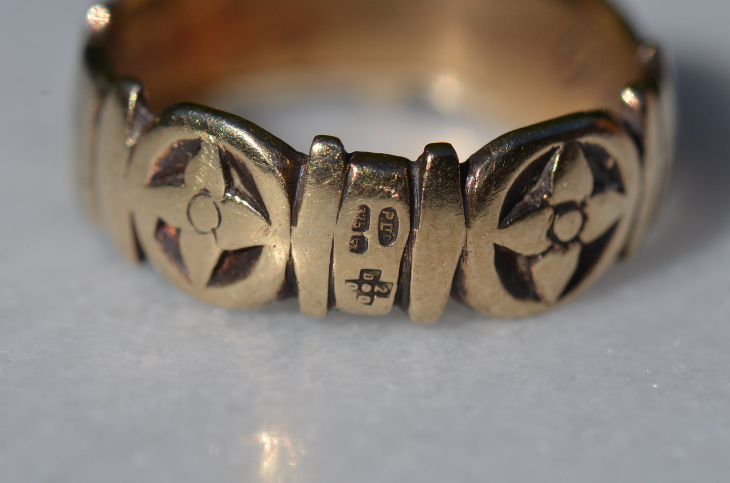 Romantic Vintage Fede Eternity ring