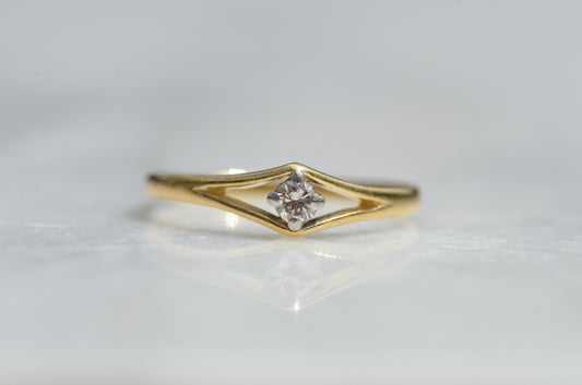 Sweet Vintage Diamond Eye Ring