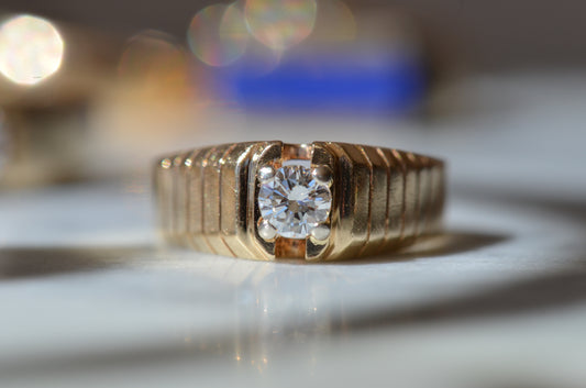 Sleek Vintage Ribbed Solitaire