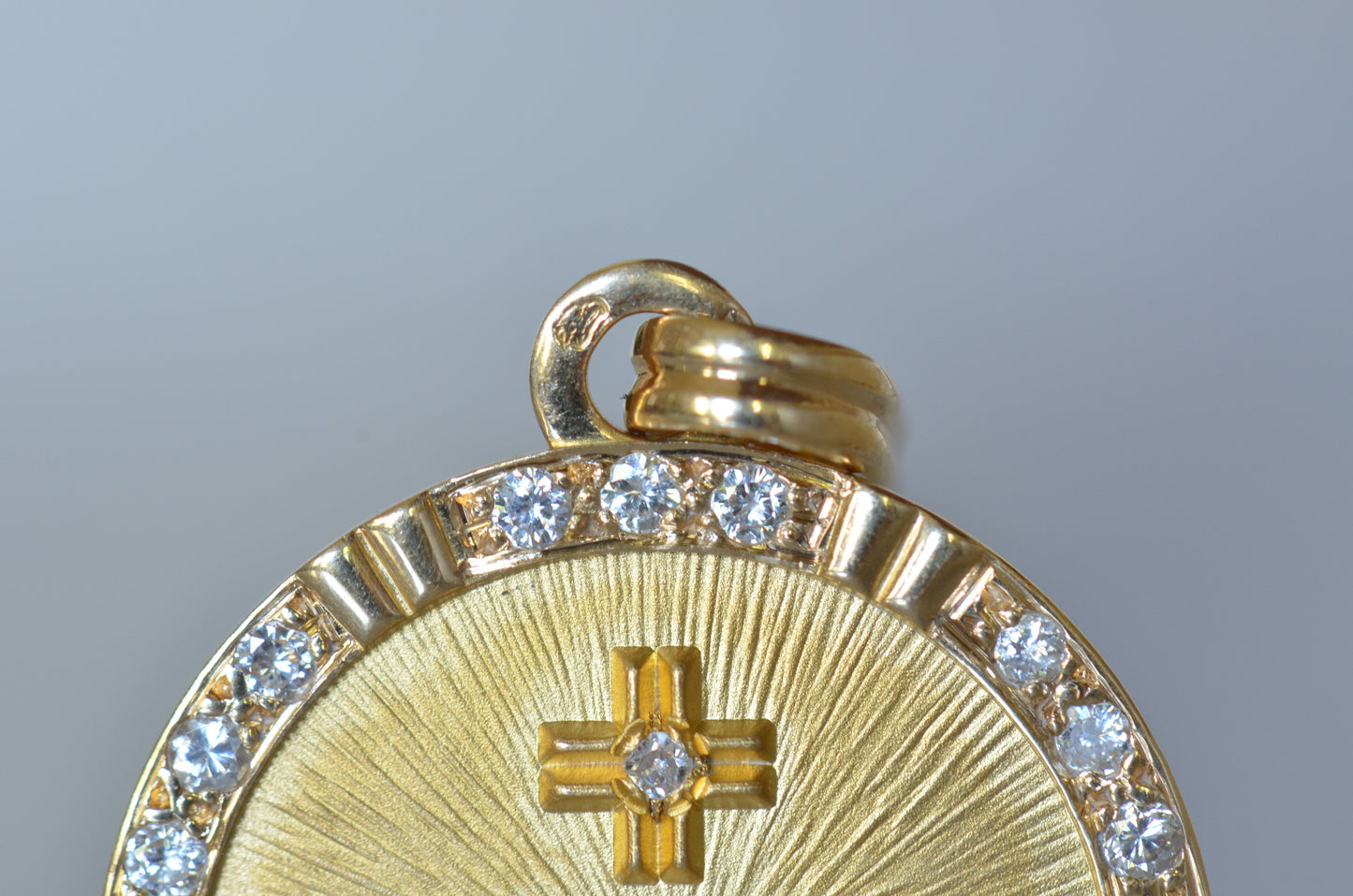 Glamorous Diamond Studded Médaille d'Amour