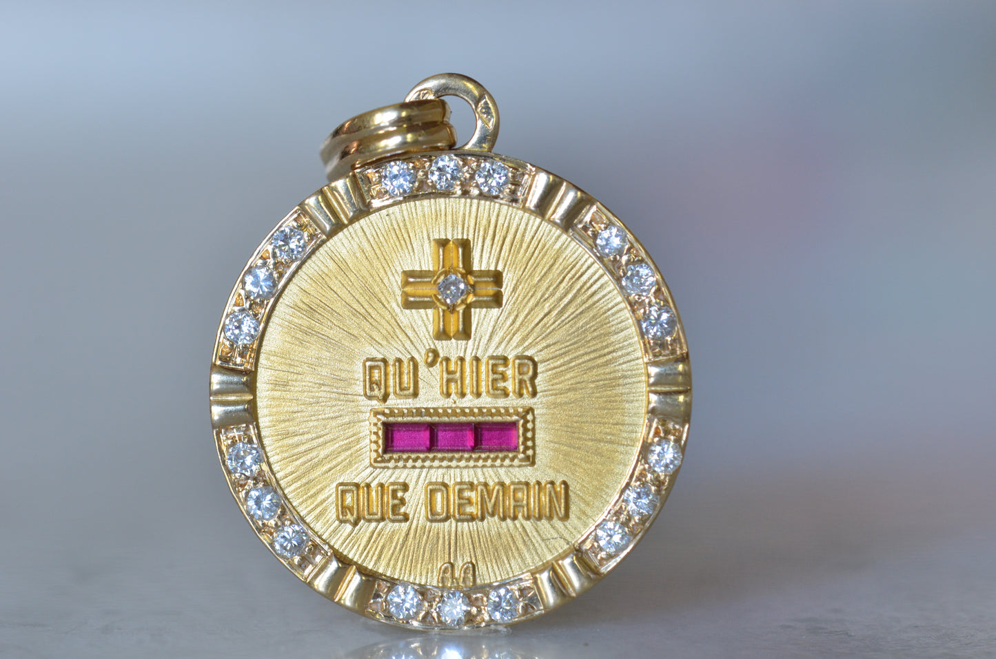 Glamorous Diamond Studded Médaille d'Amour