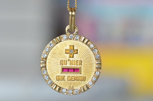 Glamorous Diamond Studded Médaille d'Amour