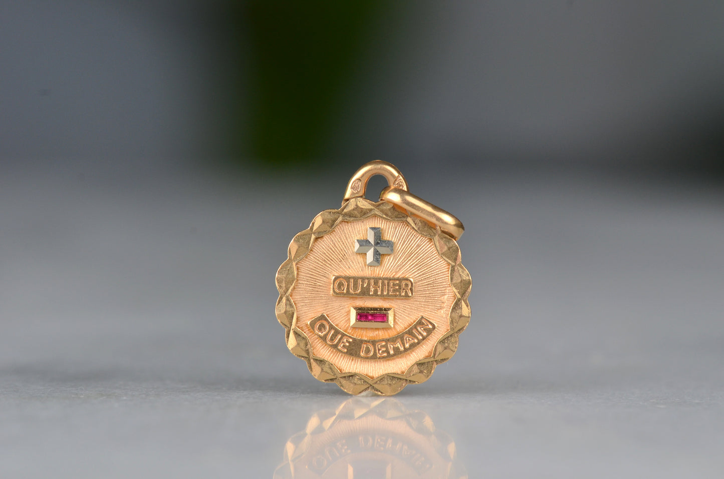 Scalloped Vintage Médaille d'Amour