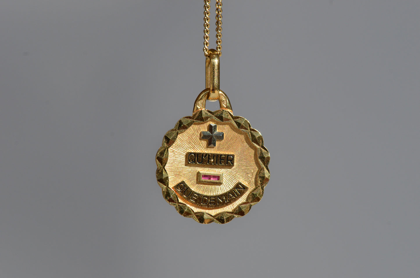 Classic Scalloped Vintage Médaille d'Amour