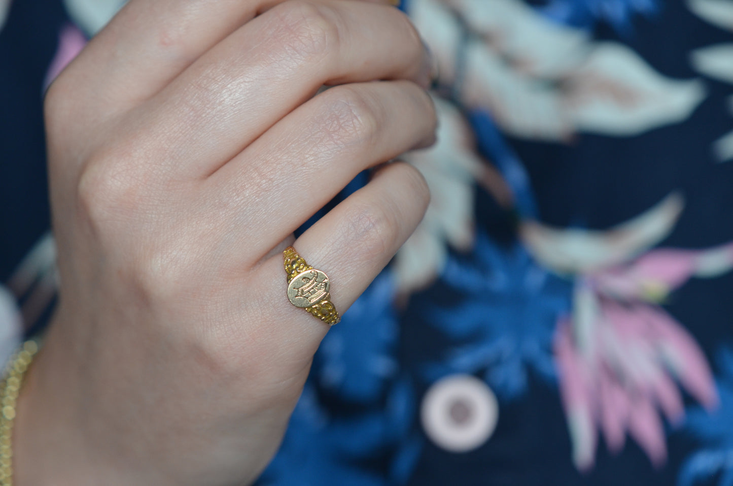 Detailed Antique V Signet Ring