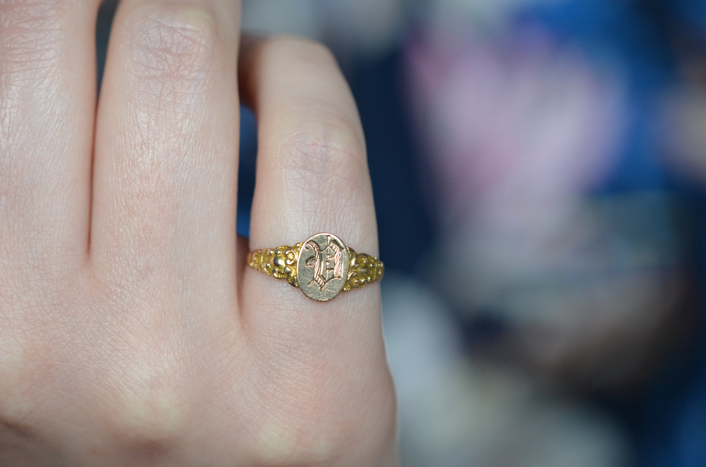 Detailed Antique V Signet Ring