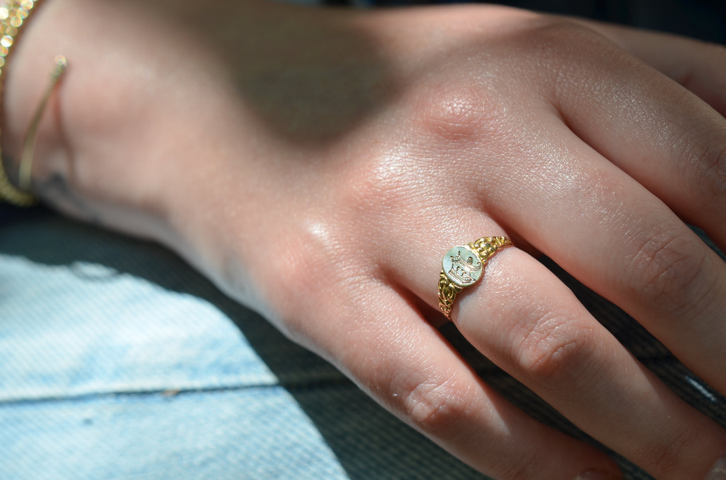 Detailed Antique V Signet Ring