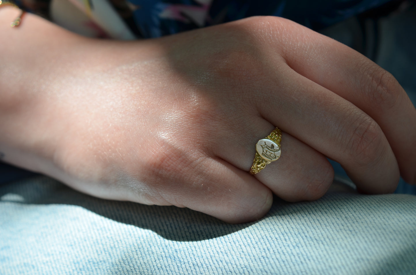 Detailed Antique V Signet Ring
