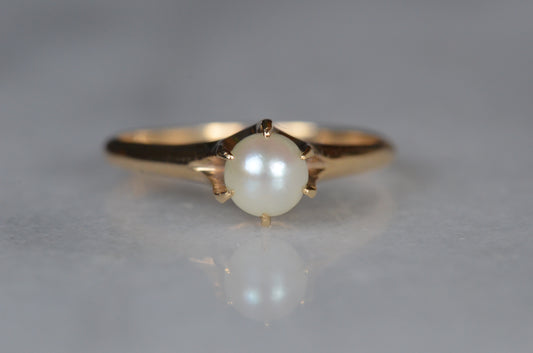 Dainty Retro Pearl Belcher Ring