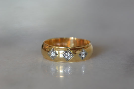 Broad Retro Star-Set Trilogy Ring