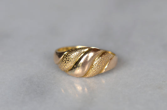Warm Gold Vintage Waves Ring