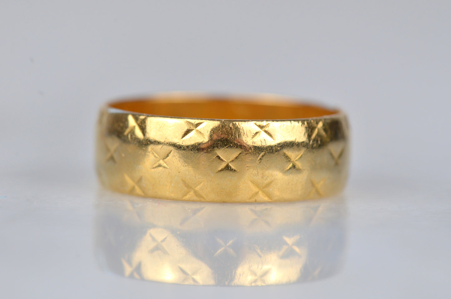 Rich Midcentury Quilted 22k Band
