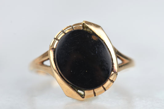 Elegant Retro Onyx Ring