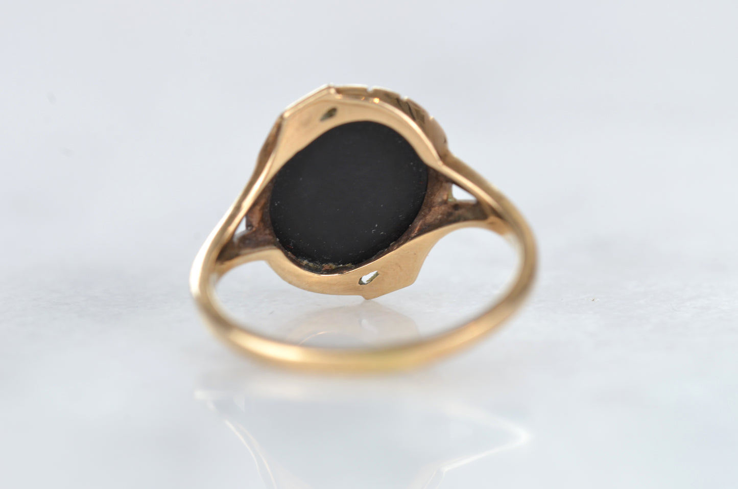 Elegant Retro Onyx Ring