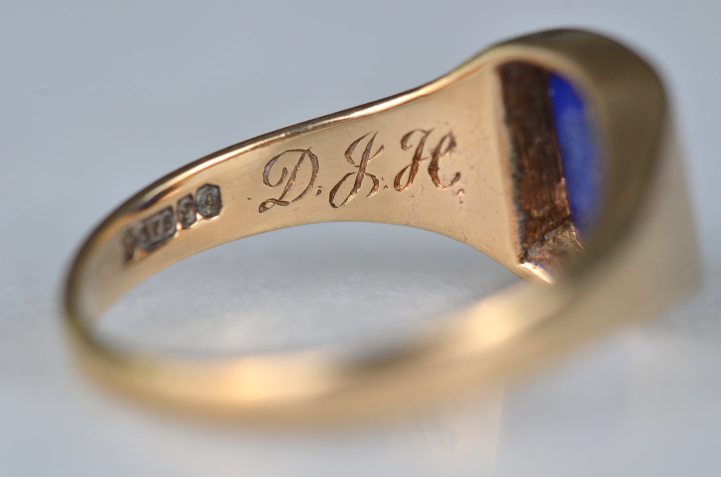 Vivid Sentimental Memorial Lapis Signet