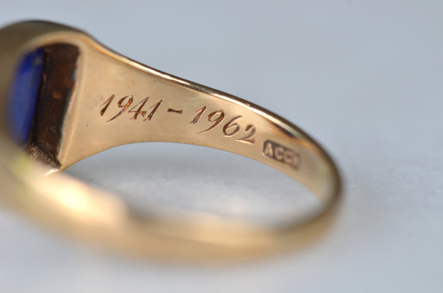 Vivid Sentimental Memorial Lapis Signet