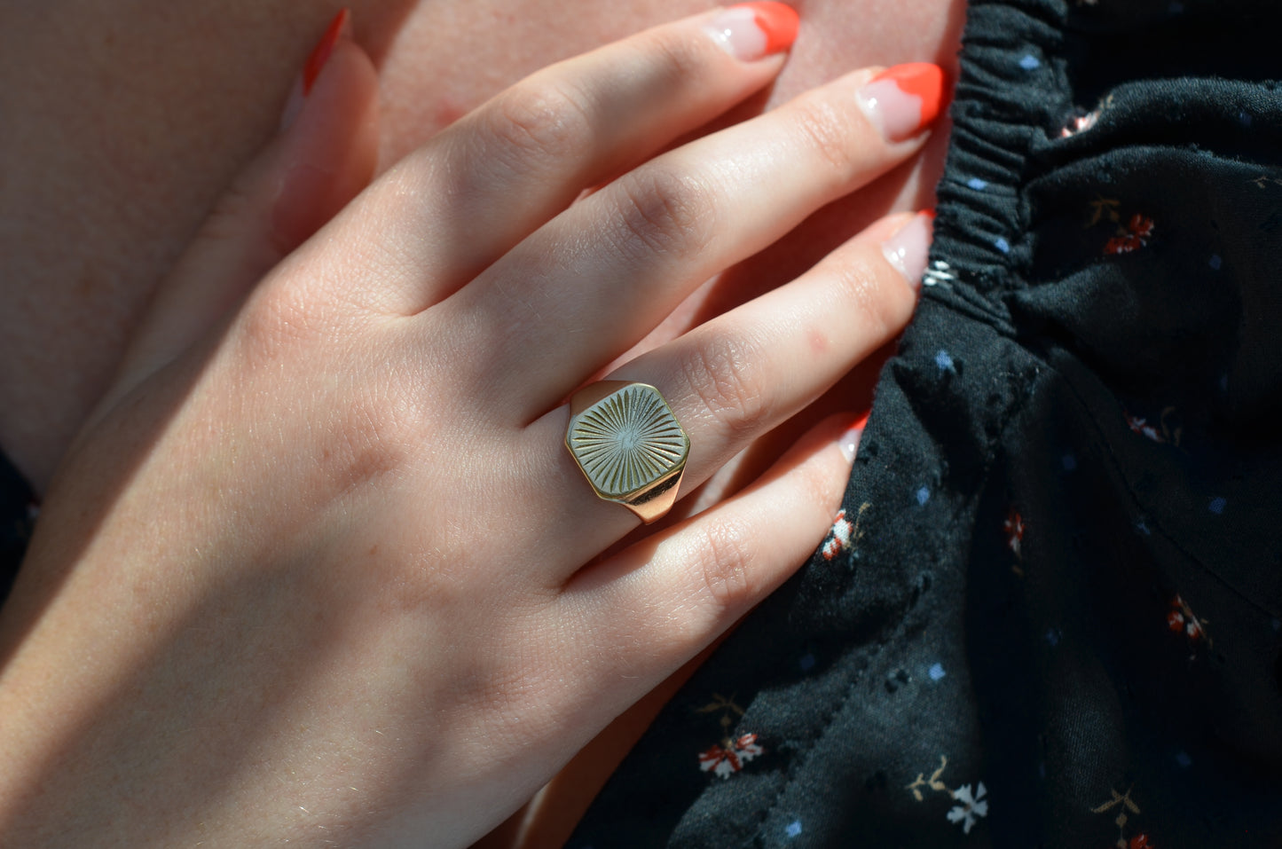 Scintillating Rays Vintage Signet Ring
