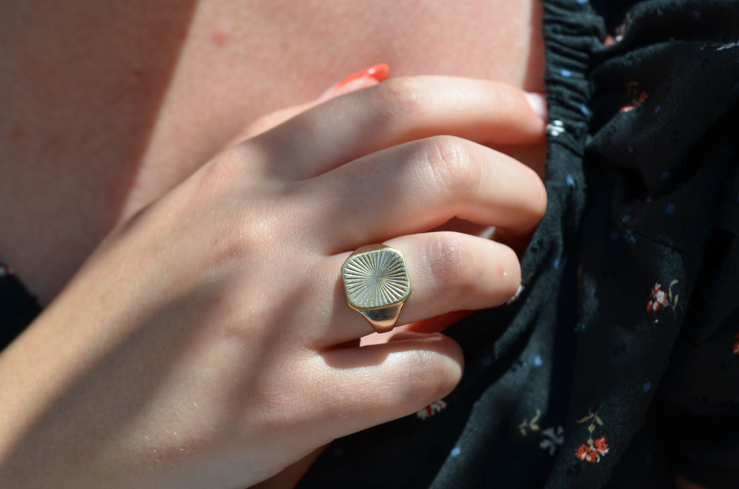 Scintillating Rays Vintage Signet Ring