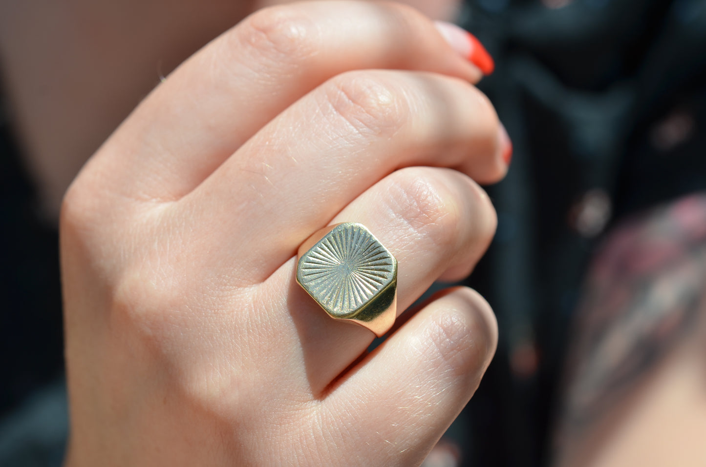 Scintillating Rays Vintage Signet Ring