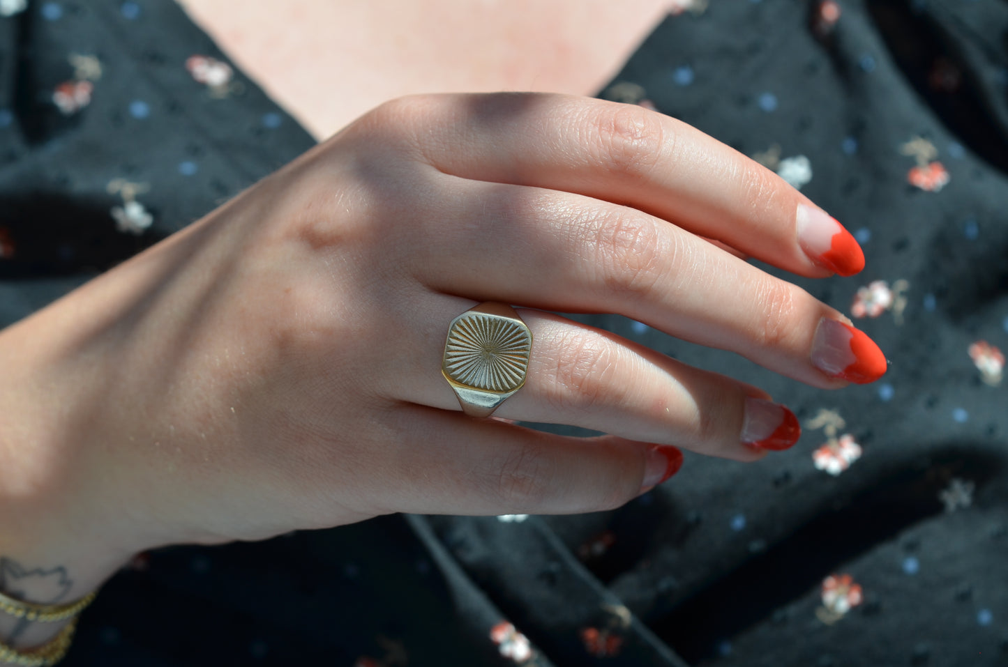 Scintillating Rays Vintage Signet Ring