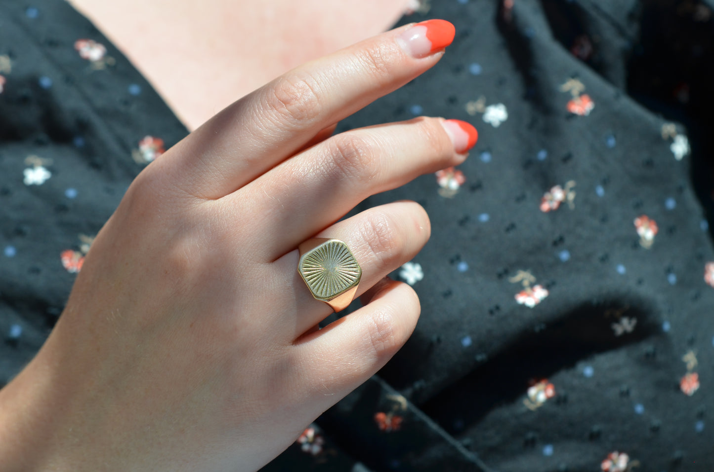 Scintillating Rays Vintage Signet Ring